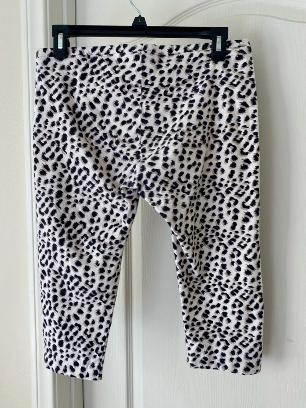 HUE Black & White Leopard Print M Capri Pants